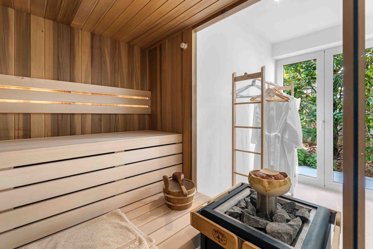 Luksuzna Moderna Vila ob ACI Marini – Ekskluzivna Rezidenca s Pogledom na Morje