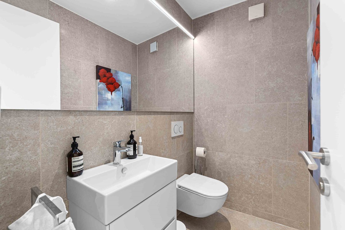 Luksuzna Moderna Vila ob ACI Marini – Ekskluzivna Rezidenca s Pogledom na Morje