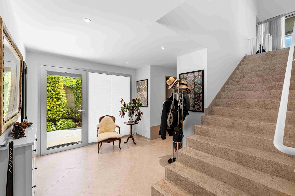 Luksuzna Moderna Vila ob ACI Marini – Ekskluzivna Rezidenca s Pogledom na Morje