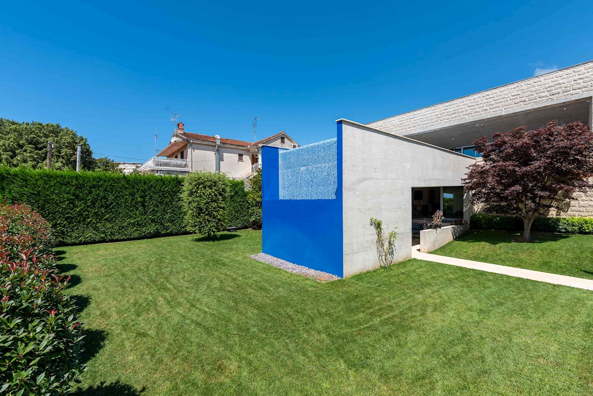 Luksuzna Moderna Vila ob ACI Marini – Ekskluzivna Rezidenca s Pogledom na Morje