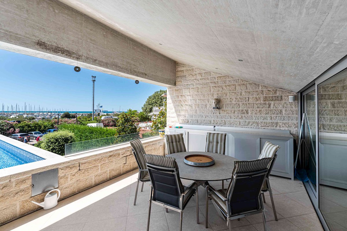 Luksuzna Moderna Vila ob ACI Marini – Ekskluzivna Rezidenca s Pogledom na Morje