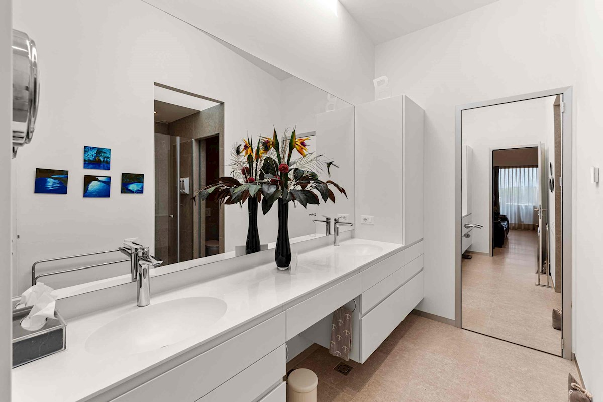 Luksuzna Moderna Vila ob ACI Marini – Ekskluzivna Rezidenca s Pogledom na Morje