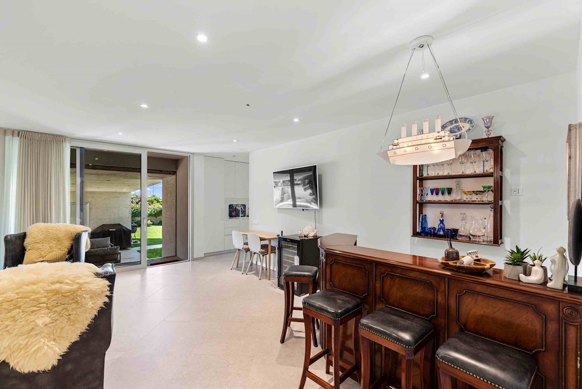 Luksuzna Moderna Vila ob ACI Marini – Ekskluzivna Rezidenca s Pogledom na Morje