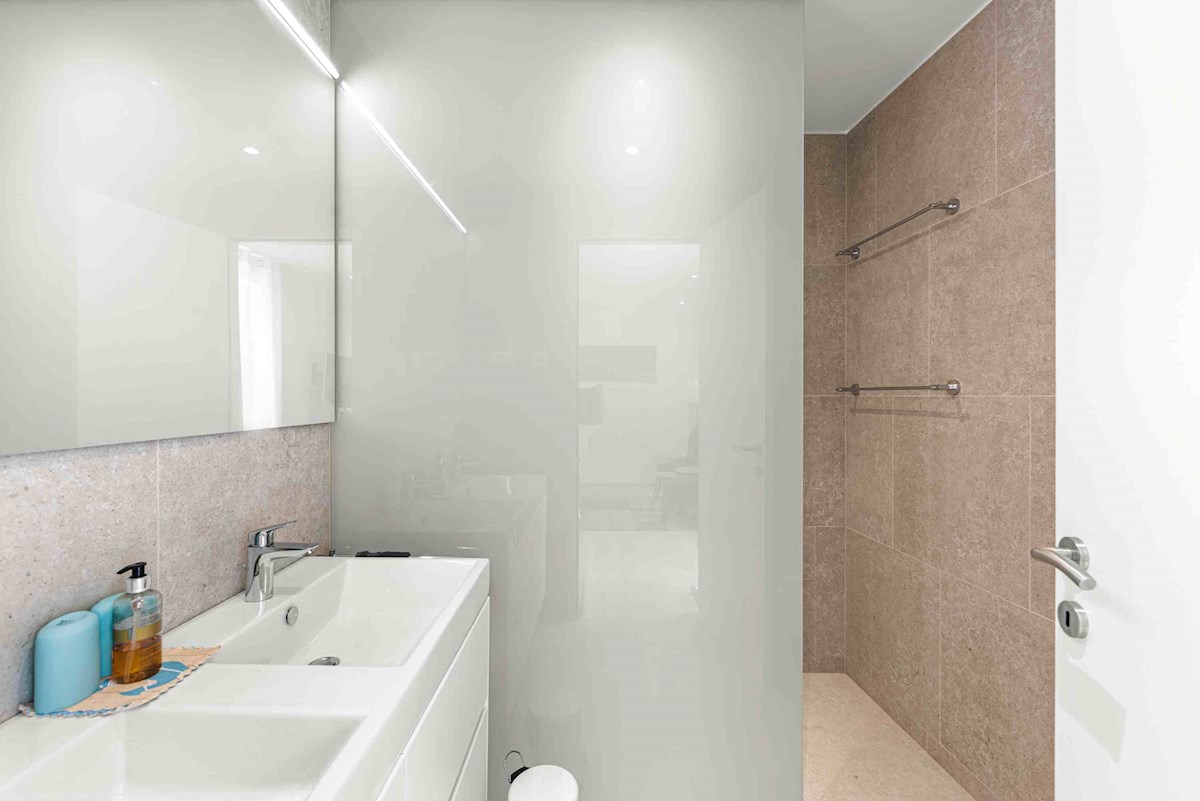 Luksuzna Moderna Vila ob ACI Marini – Ekskluzivna Rezidenca s Pogledom na Morje