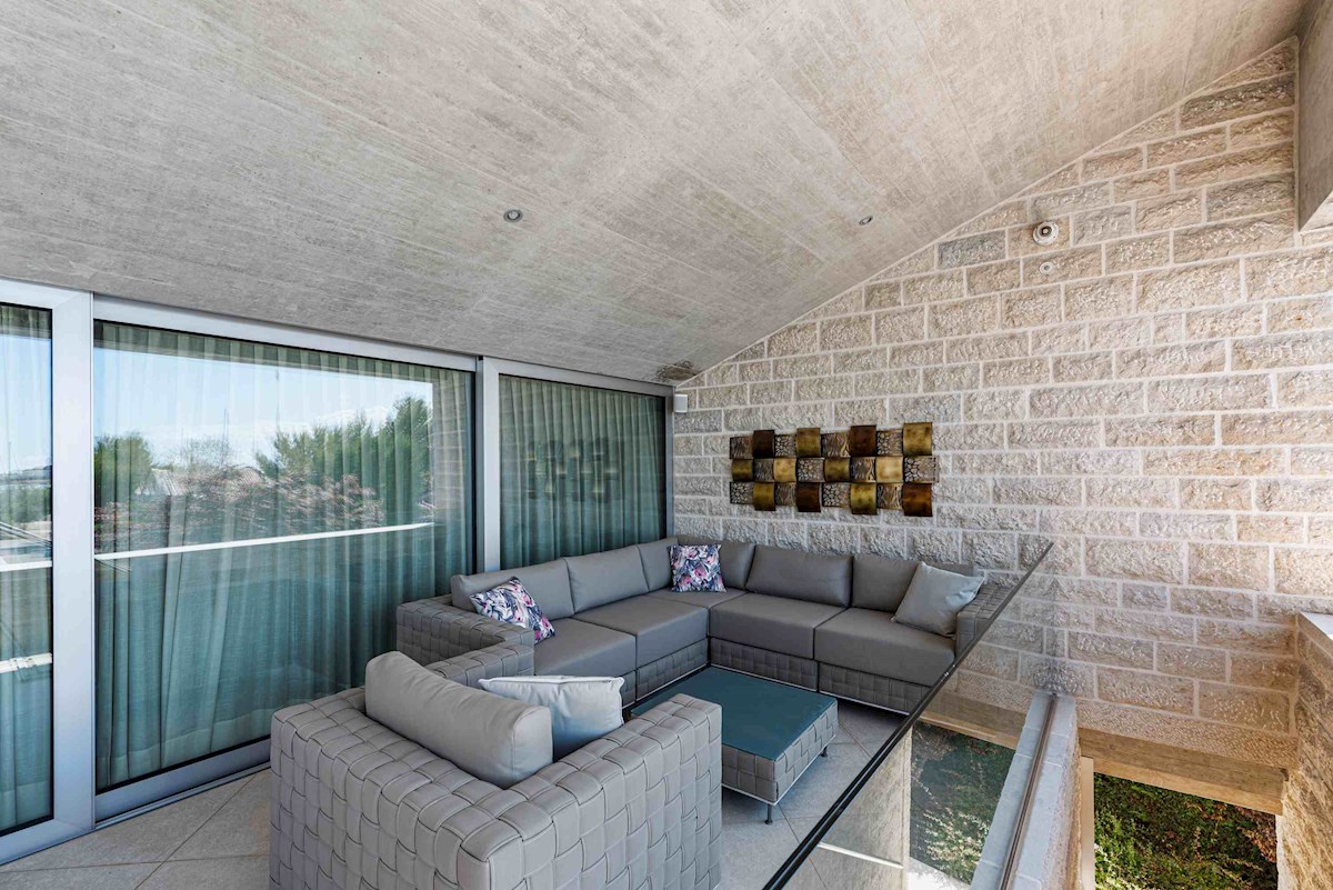 Luksuzna Moderna Vila ob ACI Marini – Ekskluzivna Rezidenca s Pogledom na Morje