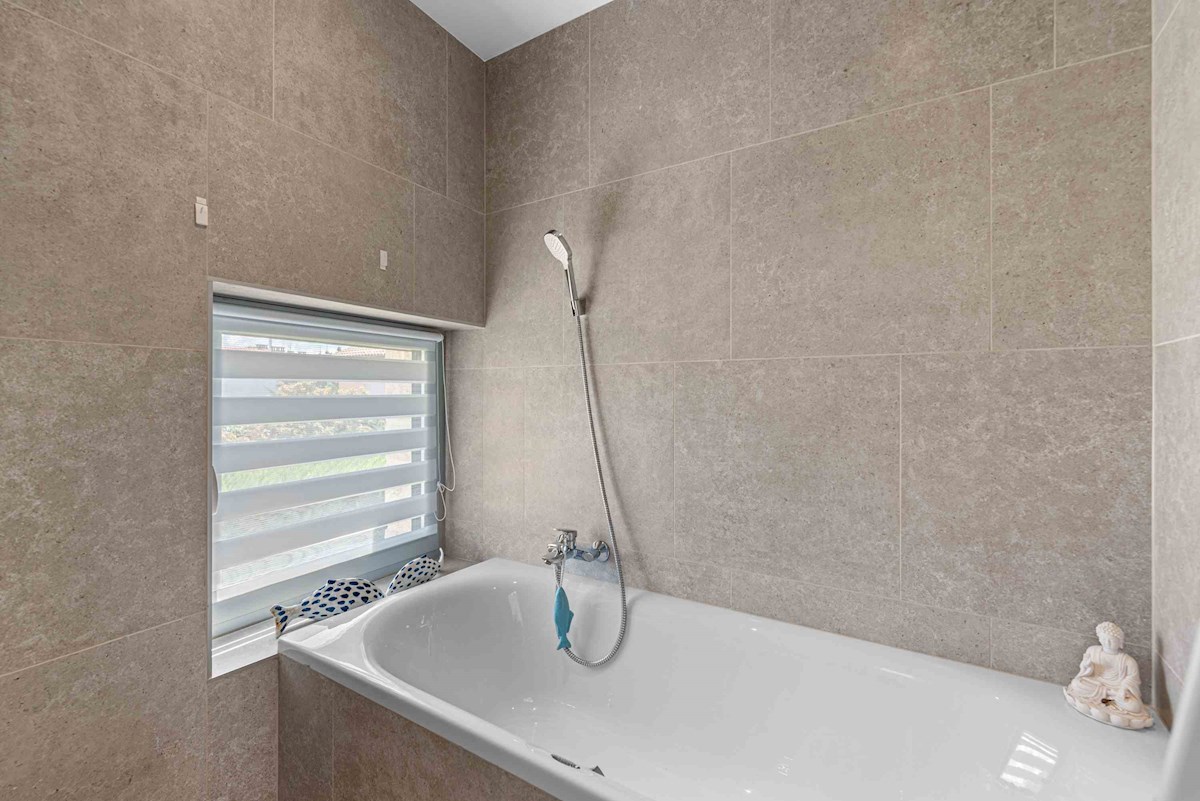 Luksuzna Moderna Vila ob ACI Marini – Ekskluzivna Rezidenca s Pogledom na Morje