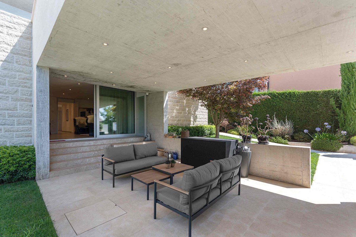 Luksuzna Moderna Vila ob ACI Marini – Ekskluzivna Rezidenca s Pogledom na Morje