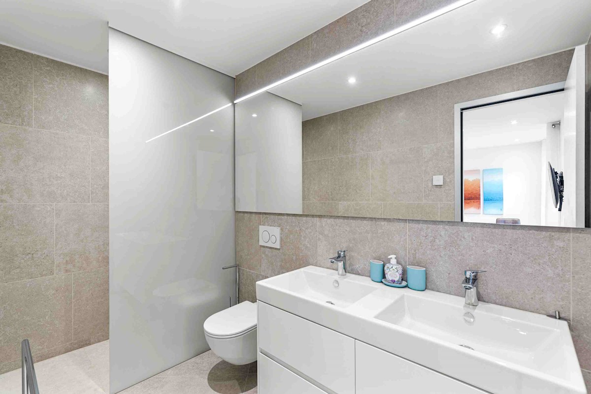 Luksuzna Moderna Vila ob ACI Marini – Ekskluzivna Rezidenca s Pogledom na Morje