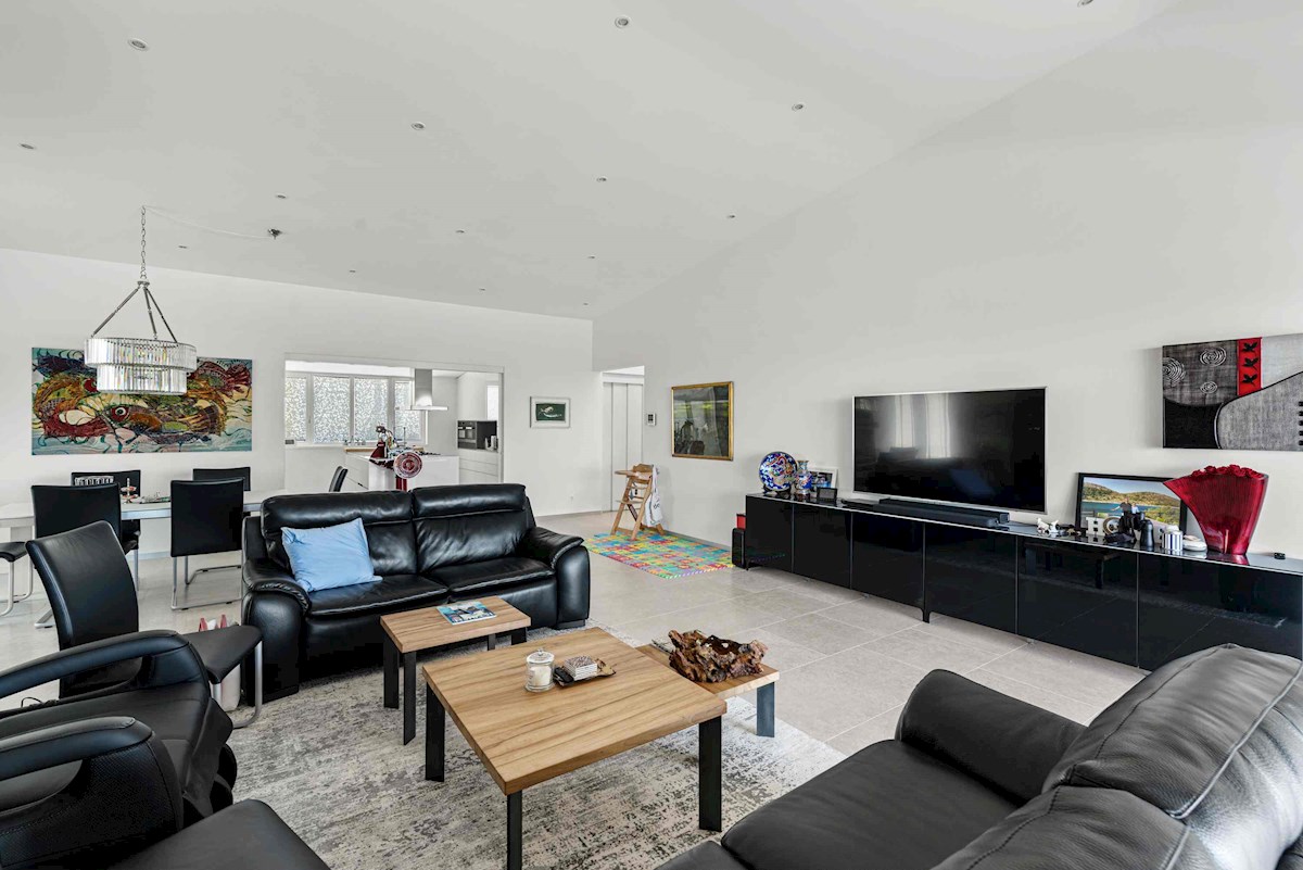 Luksuzna Moderna Vila ob ACI Marini – Ekskluzivna Rezidenca s Pogledom na Morje