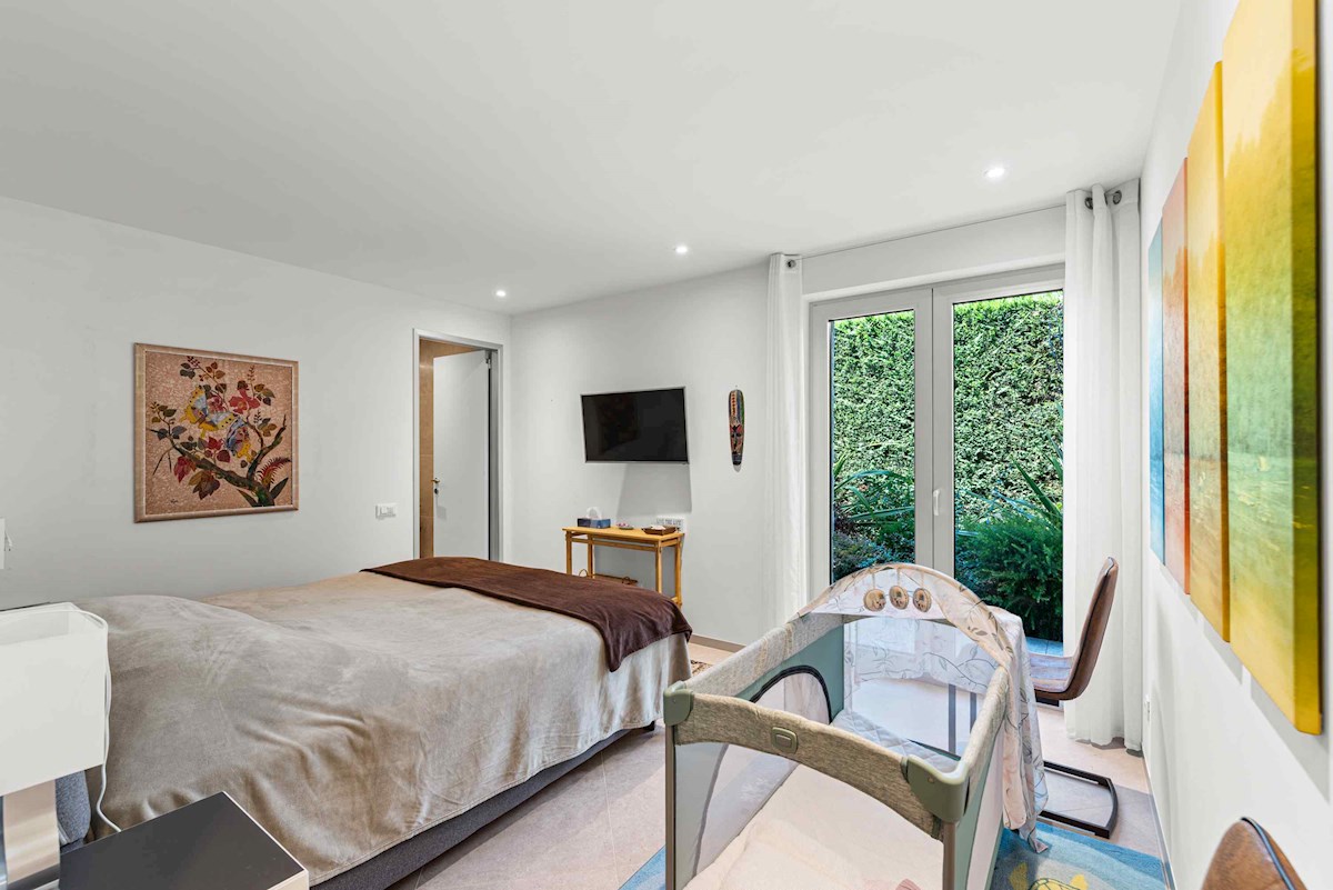 Luksuzna Moderna Vila ob ACI Marini – Ekskluzivna Rezidenca s Pogledom na Morje