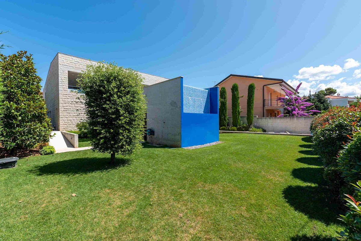 Luksuzna Moderna Vila ob ACI Marini – Ekskluzivna Rezidenca s Pogledom na Morje