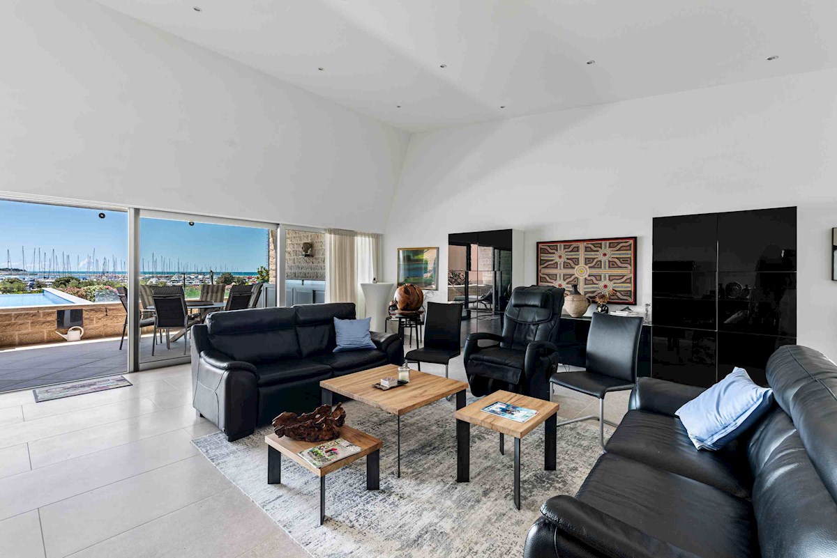 Luksuzna Moderna Vila ob ACI Marini – Ekskluzivna Rezidenca s Pogledom na Morje