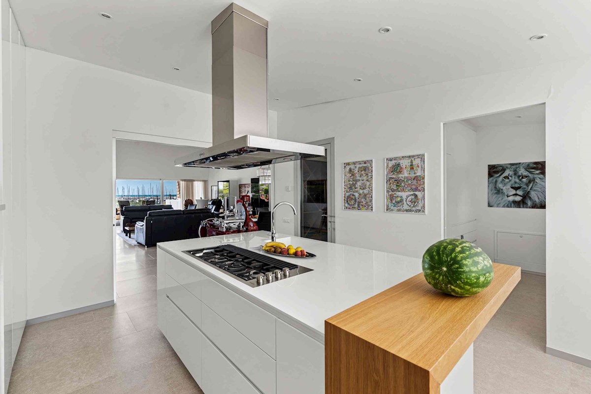 Luksuzna Moderna Vila ob ACI Marini – Ekskluzivna Rezidenca s Pogledom na Morje