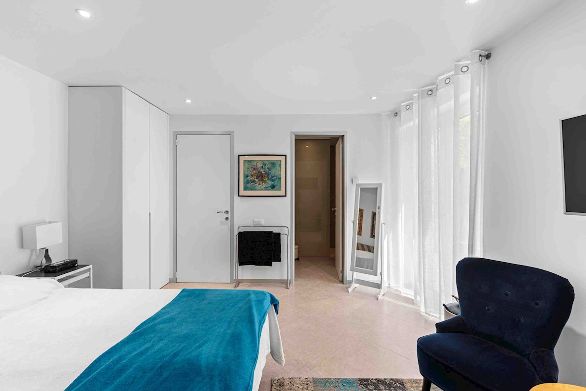 Luksuzna Moderna Vila ob ACI Marini – Ekskluzivna Rezidenca s Pogledom na Morje