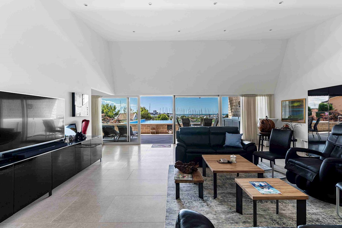 Luksuzna Moderna Vila ob ACI Marini – Ekskluzivna Rezidenca s Pogledom na Morje