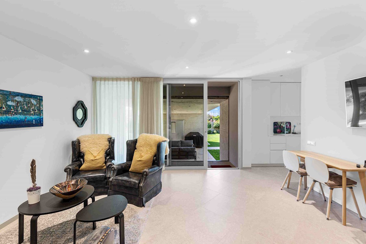 Luksuzna Moderna Vila ob ACI Marini – Ekskluzivna Rezidenca s Pogledom na Morje