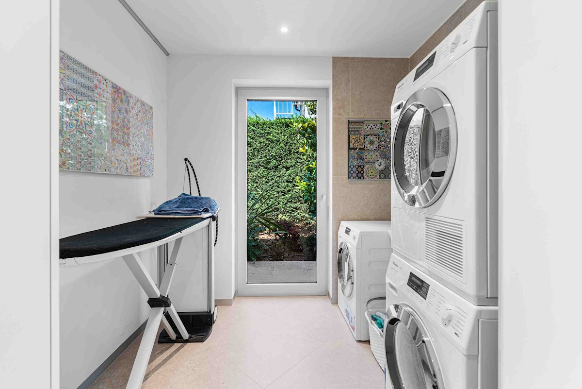 Luksuzna Moderna Vila ob ACI Marini – Ekskluzivna Rezidenca s Pogledom na Morje