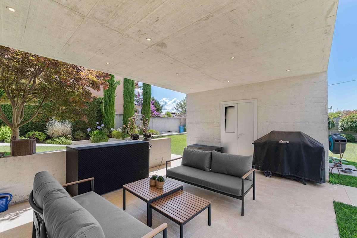 Luksuzna Moderna Vila ob ACI Marini – Ekskluzivna Rezidenca s Pogledom na Morje