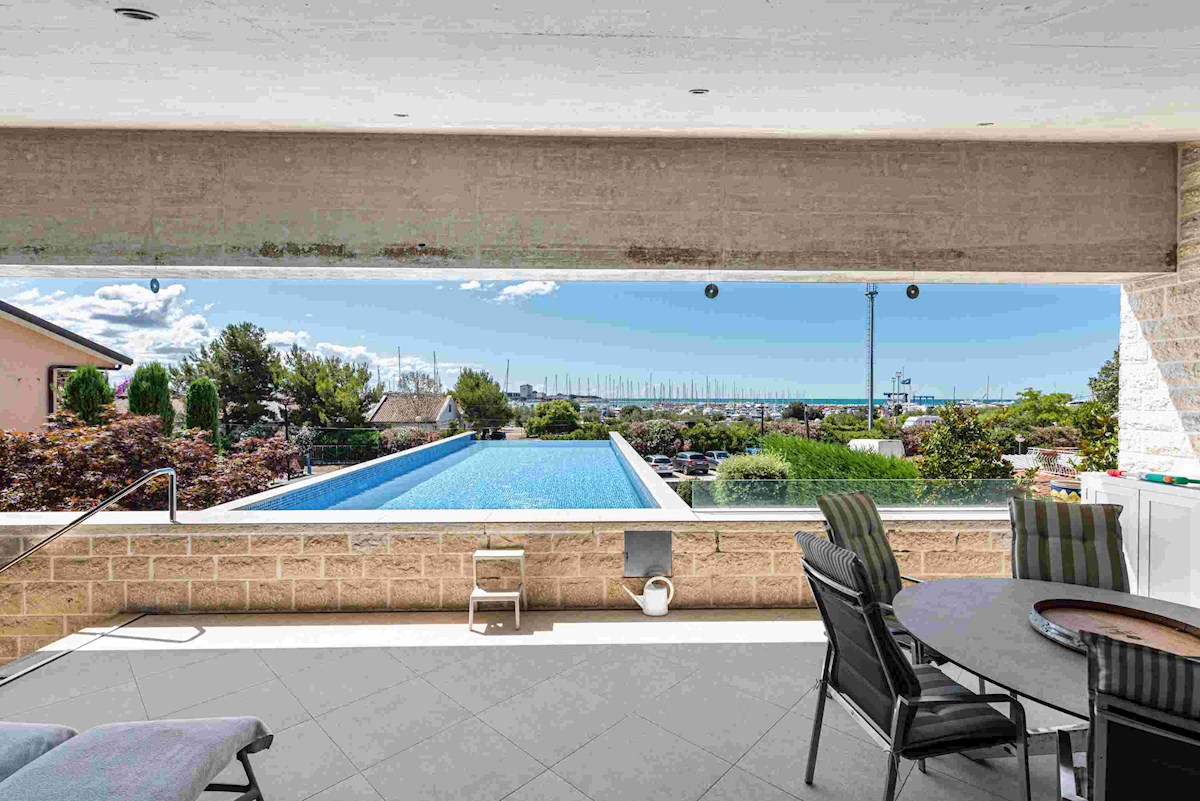 Luksuzna Moderna Vila ob ACI Marini – Ekskluzivna Rezidenca s Pogledom na Morje