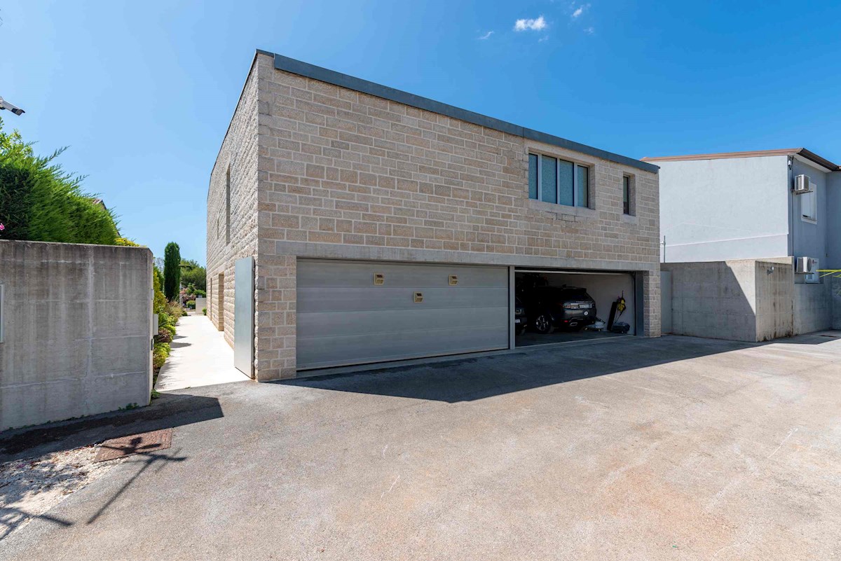 Luksuzna Moderna Vila ob ACI Marini – Ekskluzivna Rezidenca s Pogledom na Morje