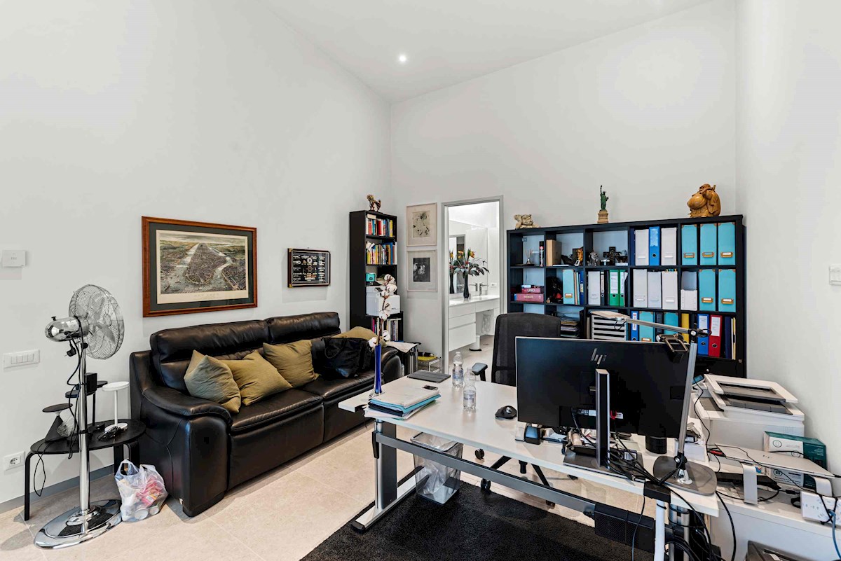 Luksuzna Moderna Vila ob ACI Marini – Ekskluzivna Rezidenca s Pogledom na Morje