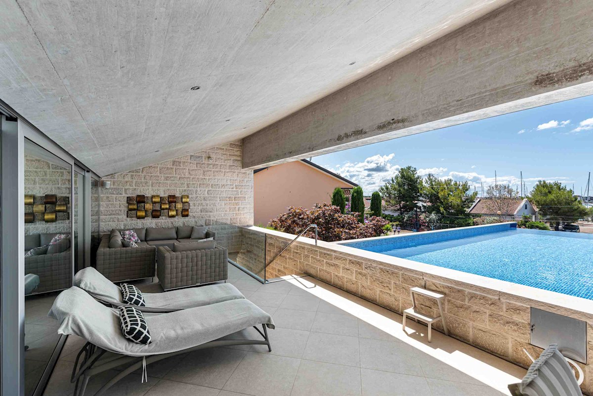 Luksuzna Moderna Vila ob ACI Marini – Ekskluzivna Rezidenca s Pogledom na Morje