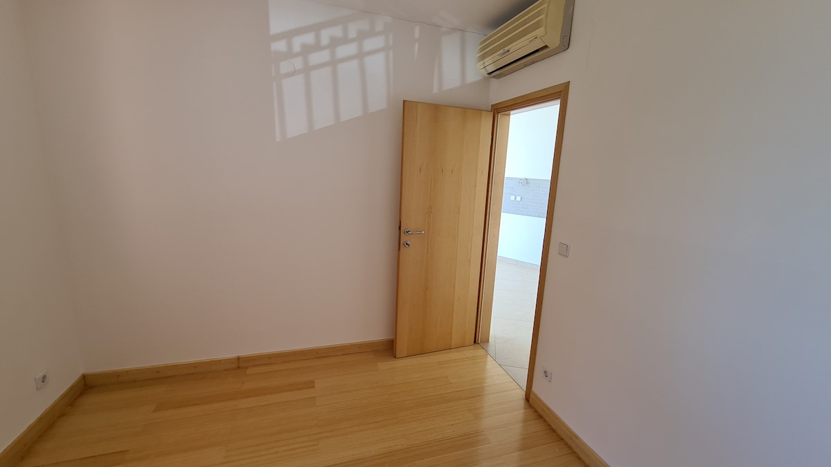 Nepremičnine Istra, prodajam stanovanje, prvi red do morja, Novigrad