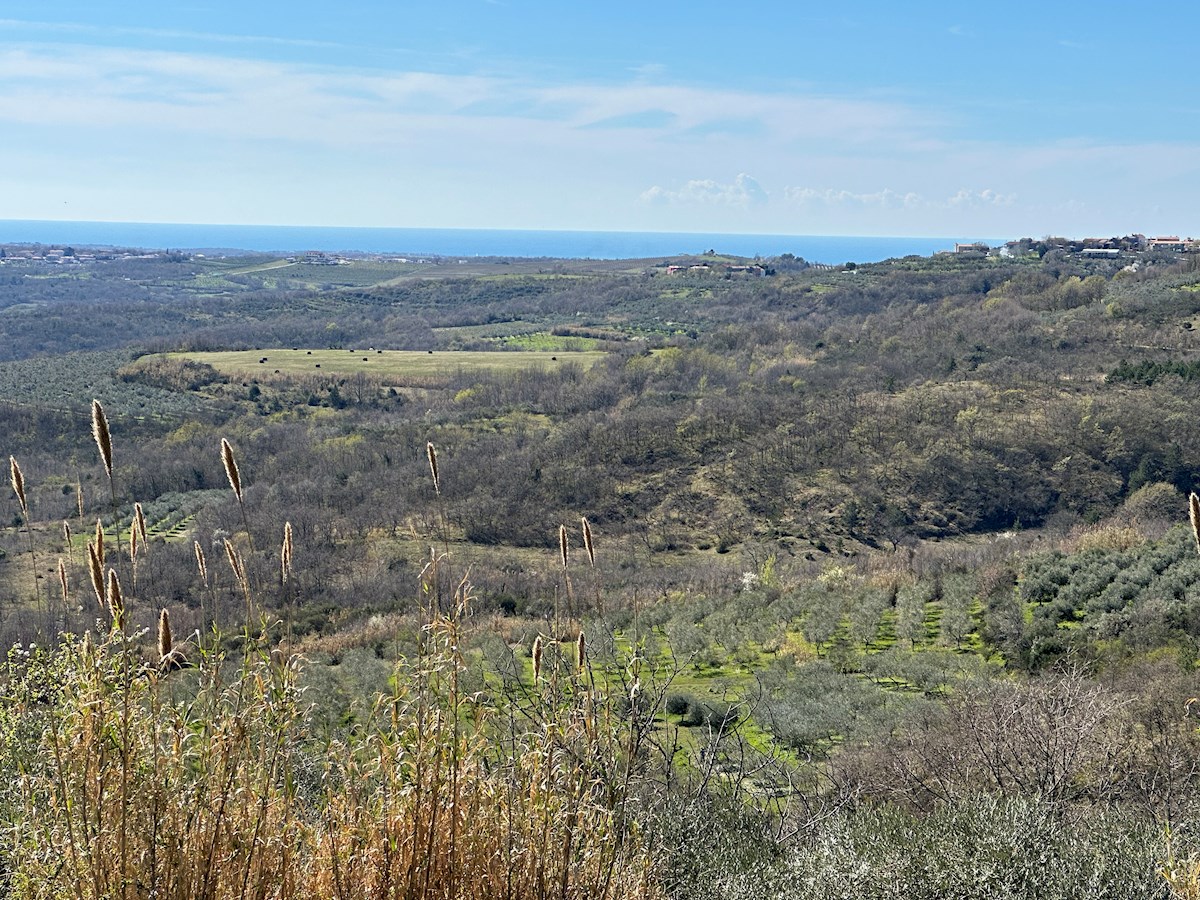 Gradbeno zemljišče s čudovitim pogledom na morje in gradbeno dovoljenje