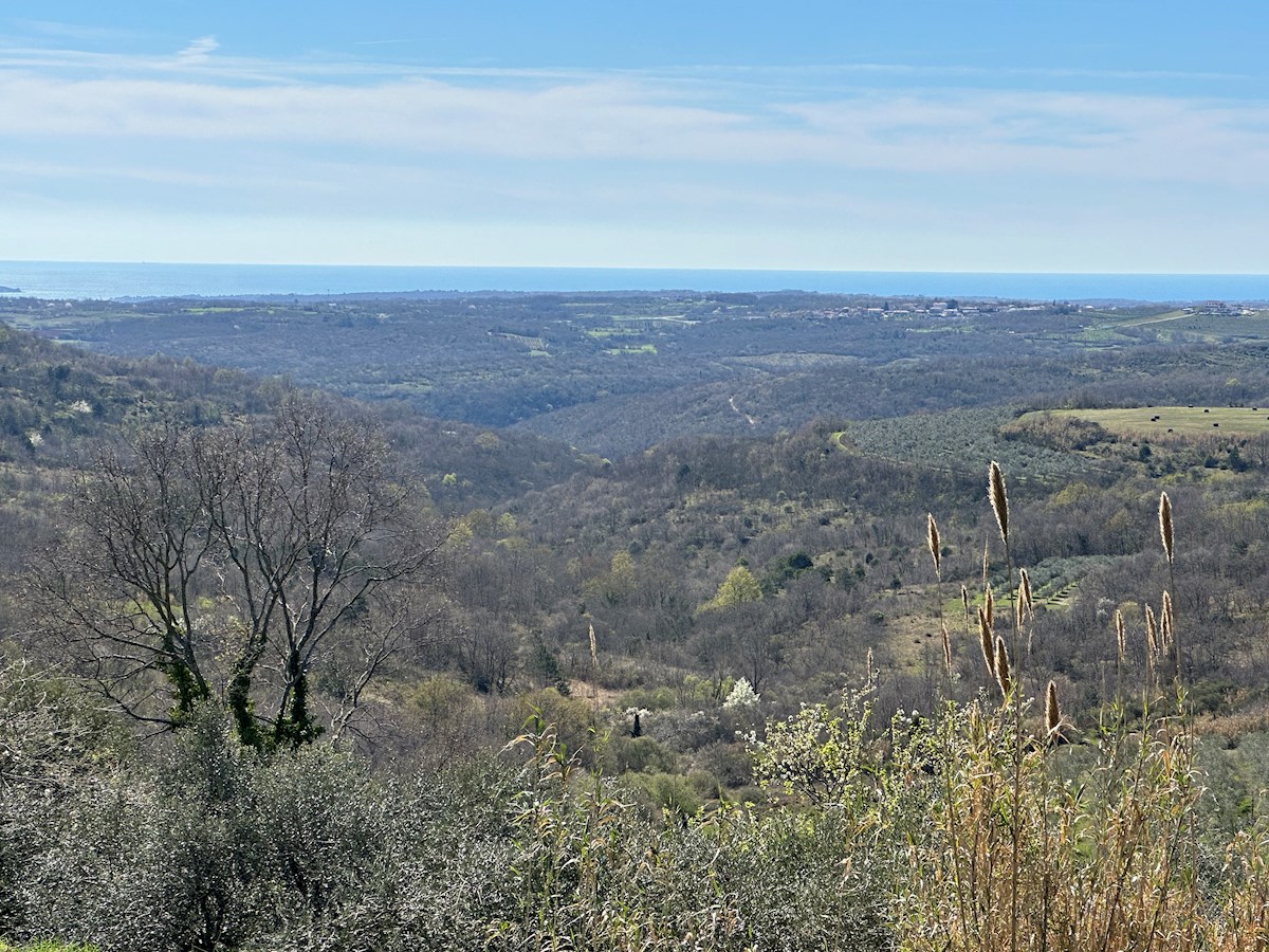 Gradbeno zemljišče s čudovitim pogledom na morje in gradbeno dovoljenje