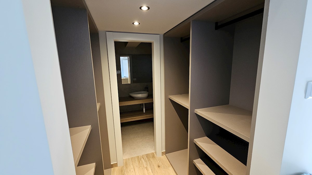 Dvojček hiše na mirni lokaciji s čudovitim razgledom na morje in bazen