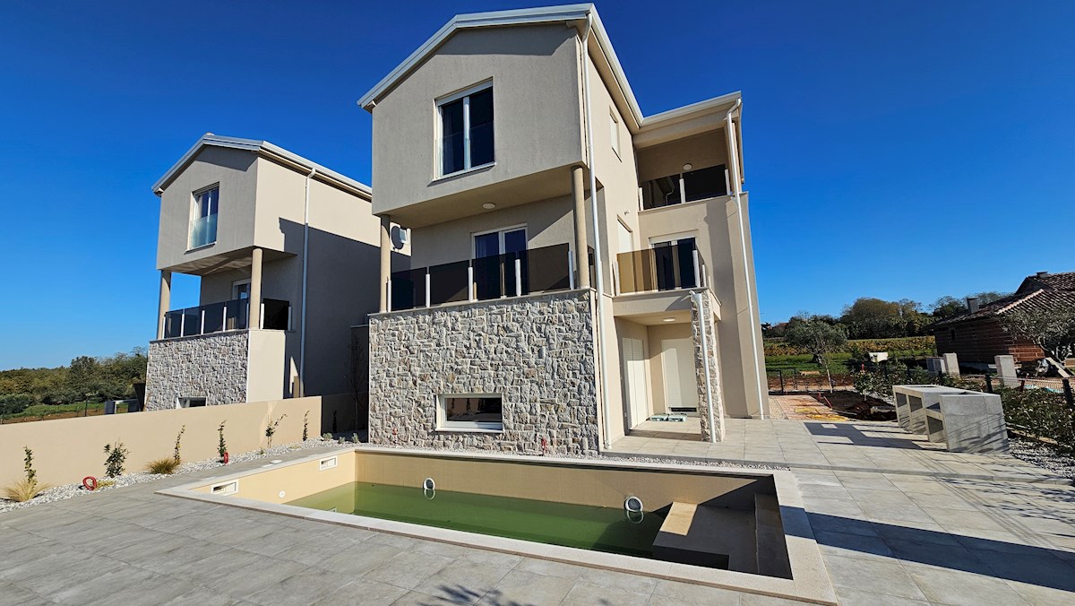 Dvojček hiše na mirni lokaciji s čudovitim razgledom na morje in bazen