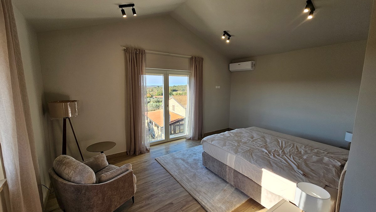 Dvojček hiše na mirni lokaciji s čudovitim razgledom na morje in bazen