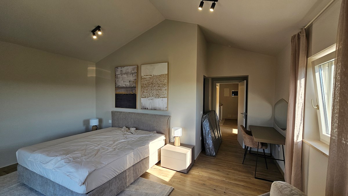 Dvojček hiše na mirni lokaciji s čudovitim razgledom na morje in bazen