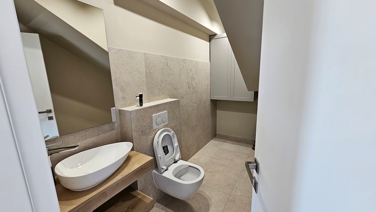 Dvojček hiše na mirni lokaciji s čudovitim razgledom na morje in bazen