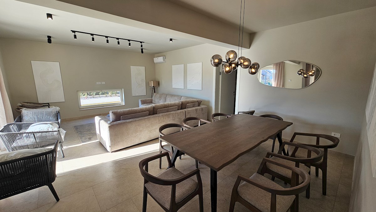 Dvojček hiše na mirni lokaciji s čudovitim razgledom na morje in bazen