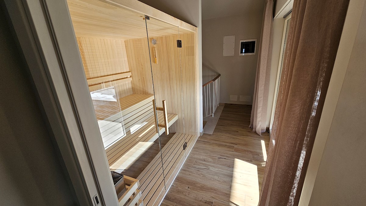 Dvojček hiše na mirni lokaciji s čudovitim razgledom na morje in bazen