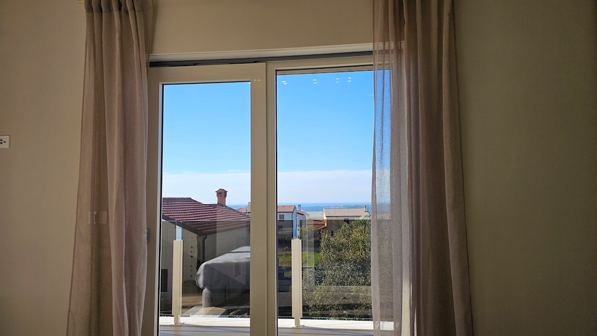 Dvojček hiše na mirni lokaciji s čudovitim razgledom na morje in bazen