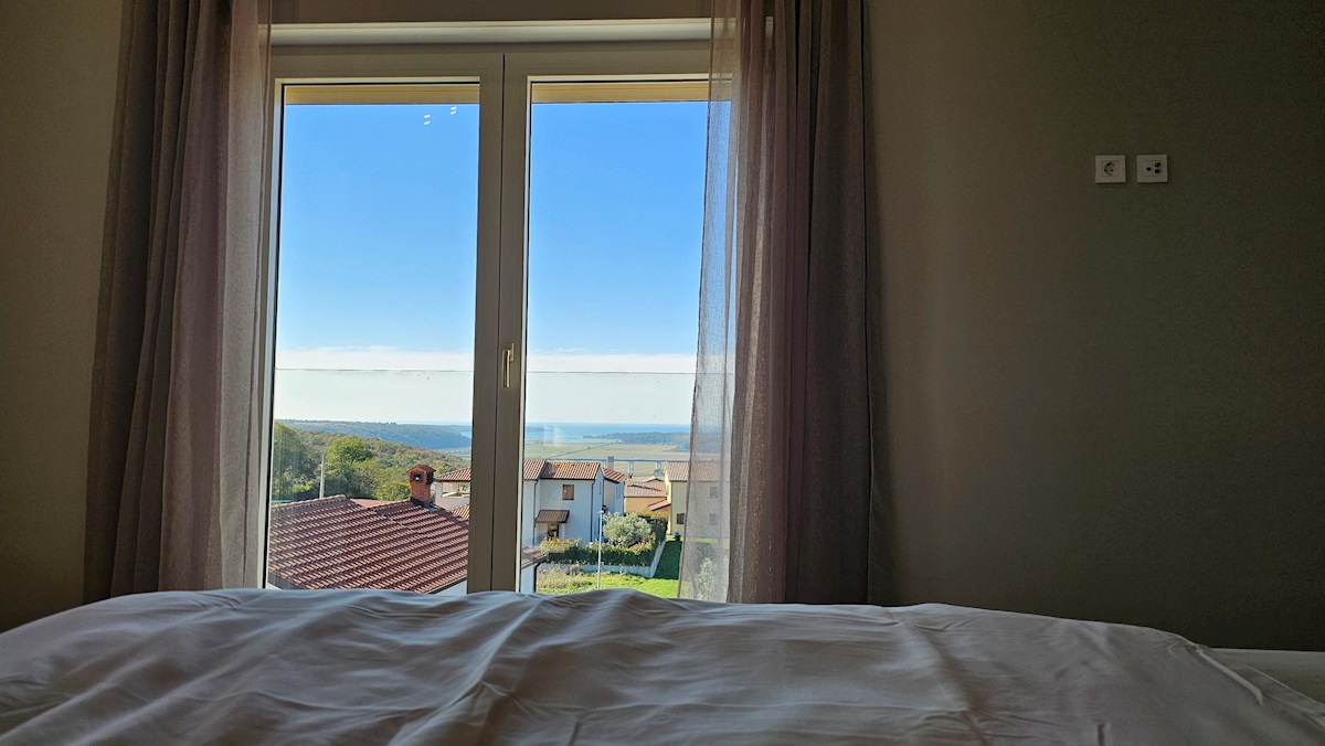 Dvojček hiše na mirni lokaciji s čudovitim razgledom na morje in bazen