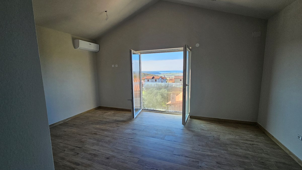 Dvojček hiše na mirni lokaciji s čudovitim razgledom na morje in bazen