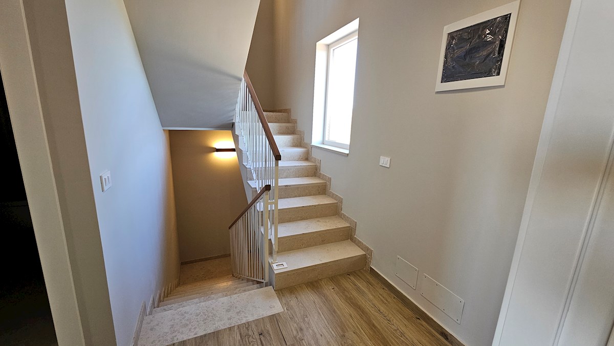 Dvojček hiše na mirni lokaciji s čudovitim razgledom na morje in bazen