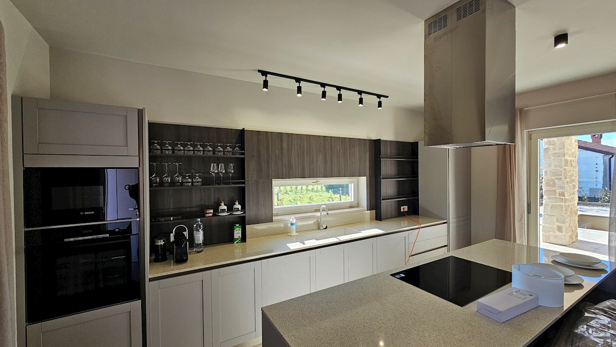 Dvojček hiše na mirni lokaciji s čudovitim razgledom na morje in bazen