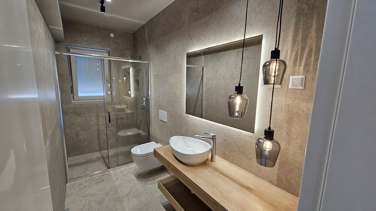 Dvojček hiše na mirni lokaciji s čudovitim razgledom na morje in bazen