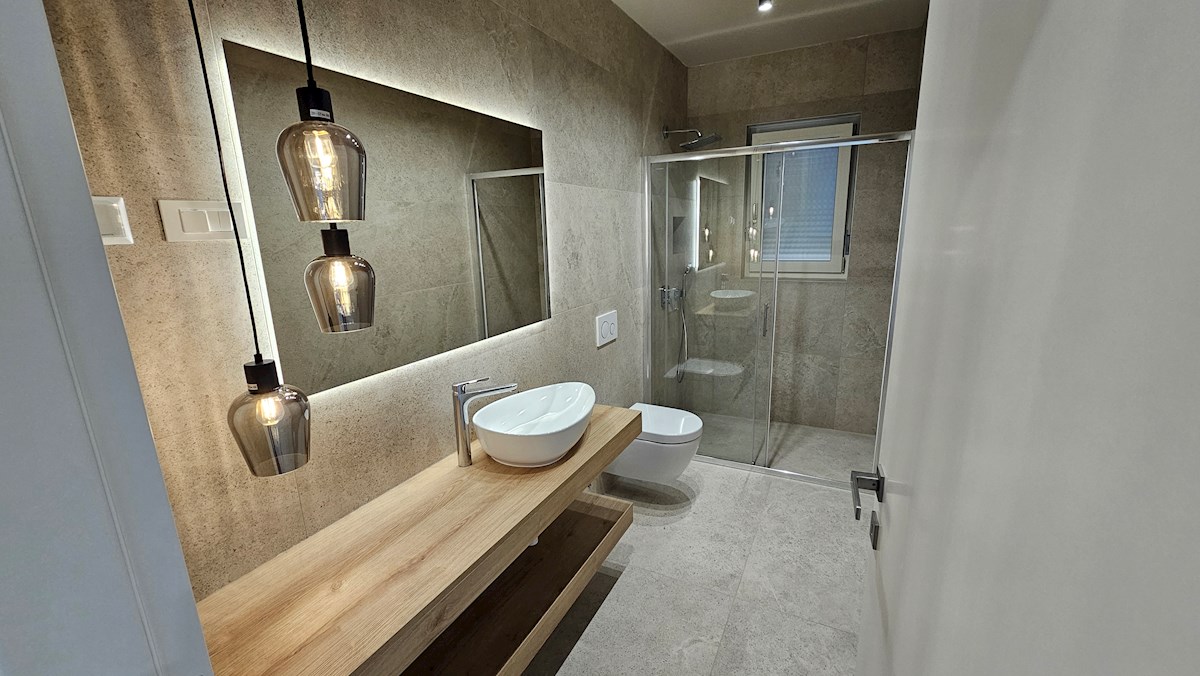 Dvojček hiše na mirni lokaciji s čudovitim razgledom na morje in bazen