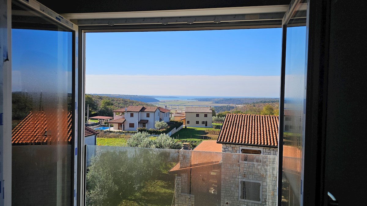 Dvojček hiše na mirni lokaciji s čudovitim razgledom na morje in bazen