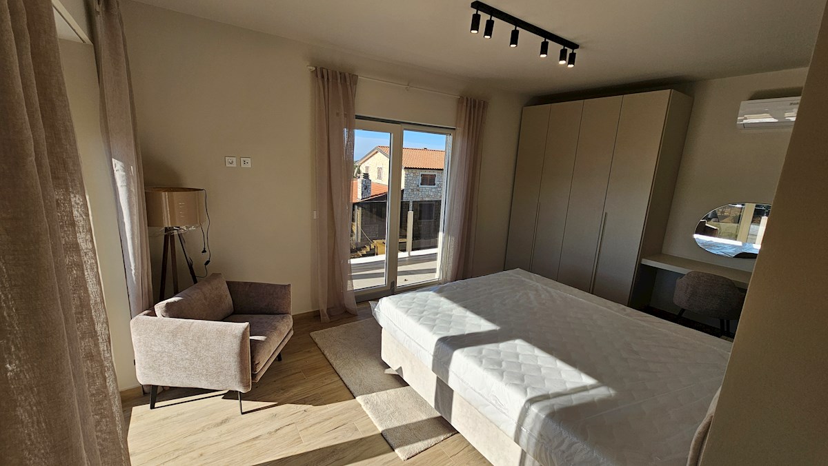 Dvojček hiše na mirni lokaciji s čudovitim razgledom na morje in bazen