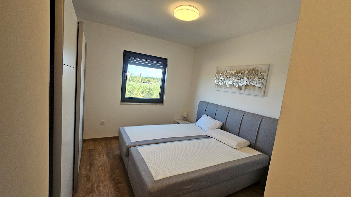 Veliko stanovanje na mirni lokaciji s pogledom na morje