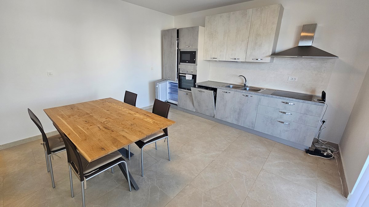 Veliko stanovanje na mirni lokaciji s pogledom na morje