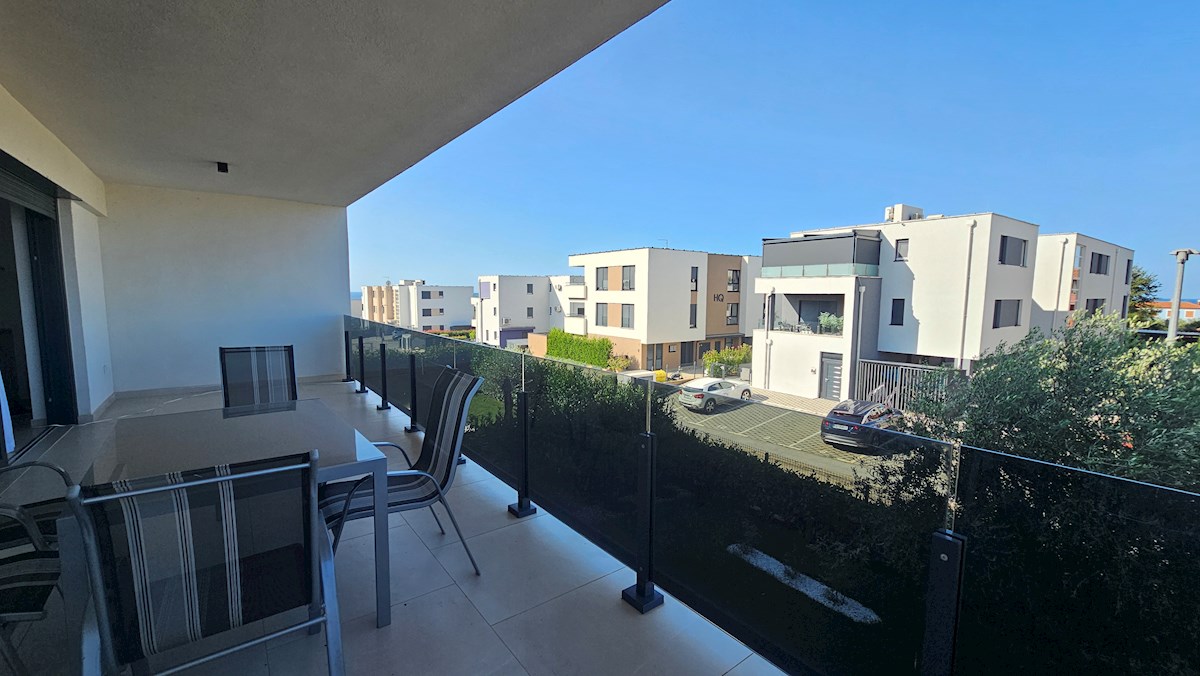 Veliko stanovanje na mirni lokaciji s pogledom na morje