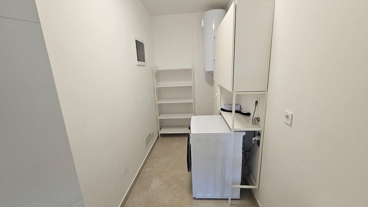 Veliko stanovanje na mirni lokaciji s pogledom na morje