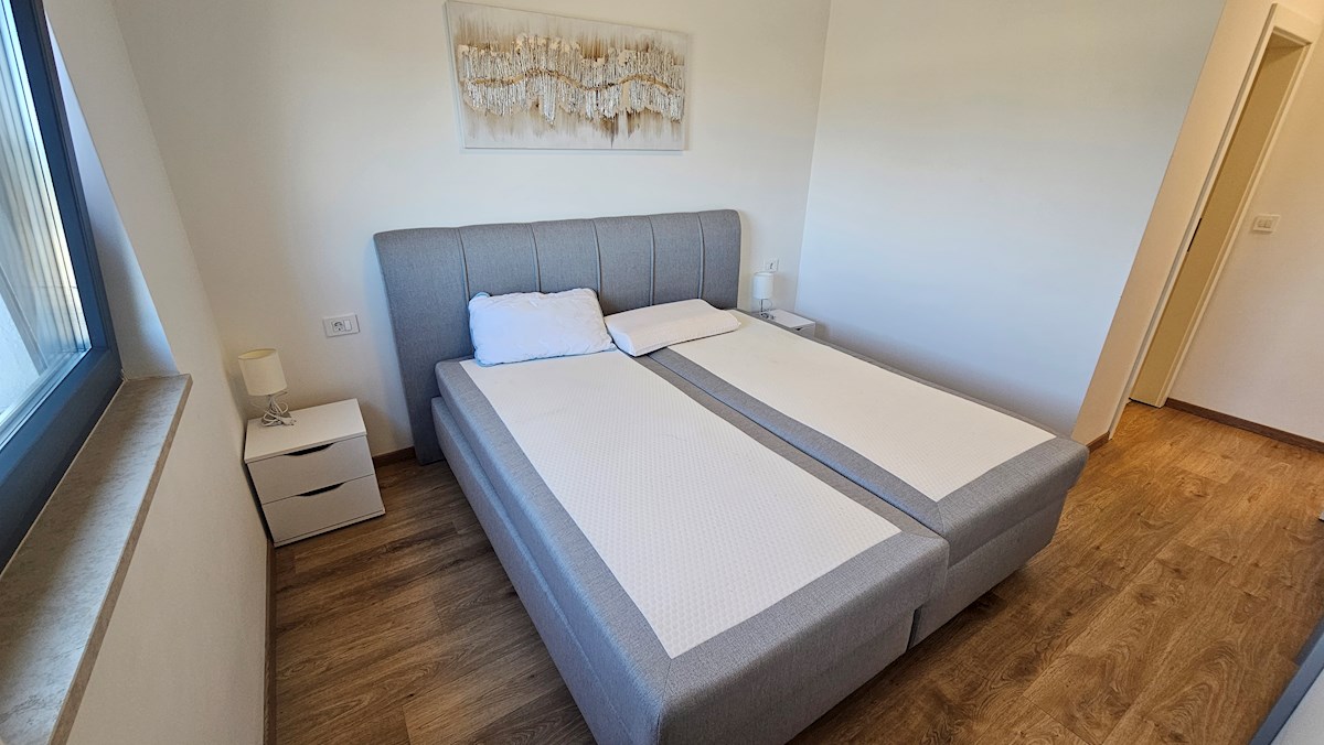 Veliko stanovanje na mirni lokaciji s pogledom na morje